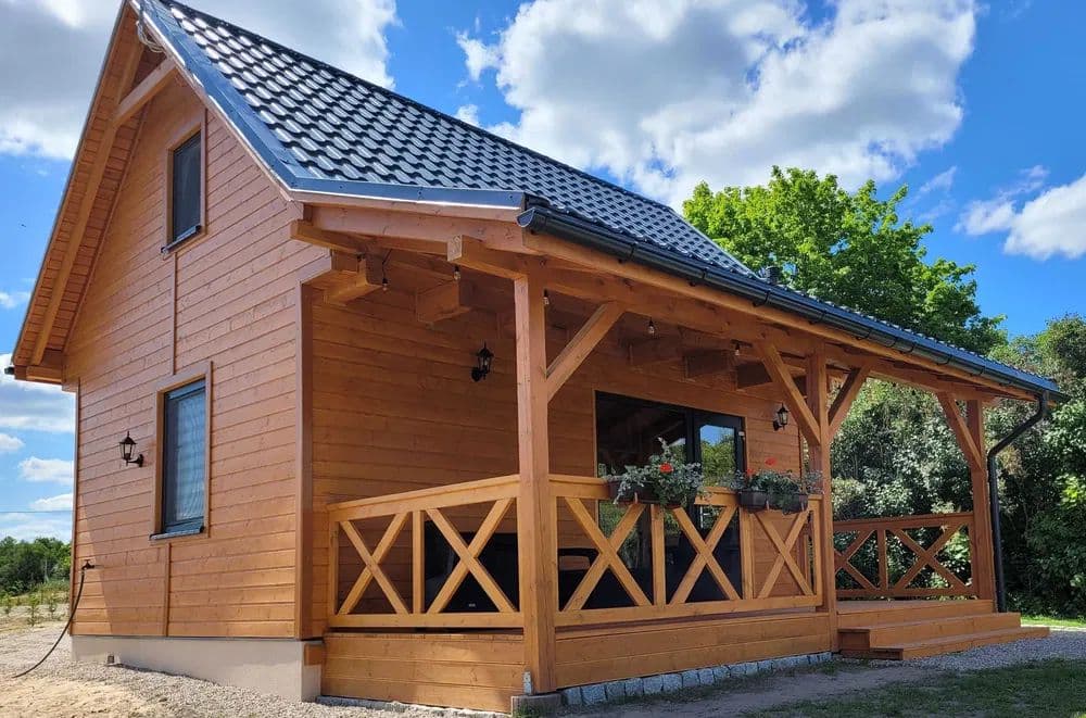 Drewniany Grześny Domek z zadaszonym tarasem w Tomkach